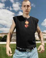 Черная футболка без рукавов 