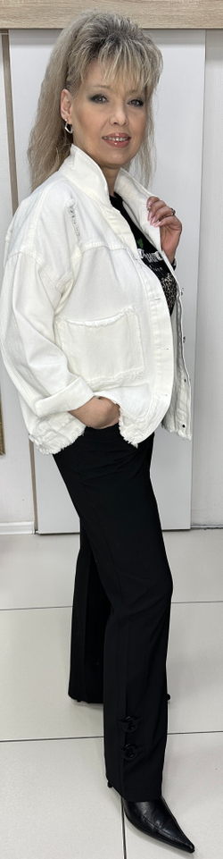 Белый джинсовый бомбер-жакет с рванкой