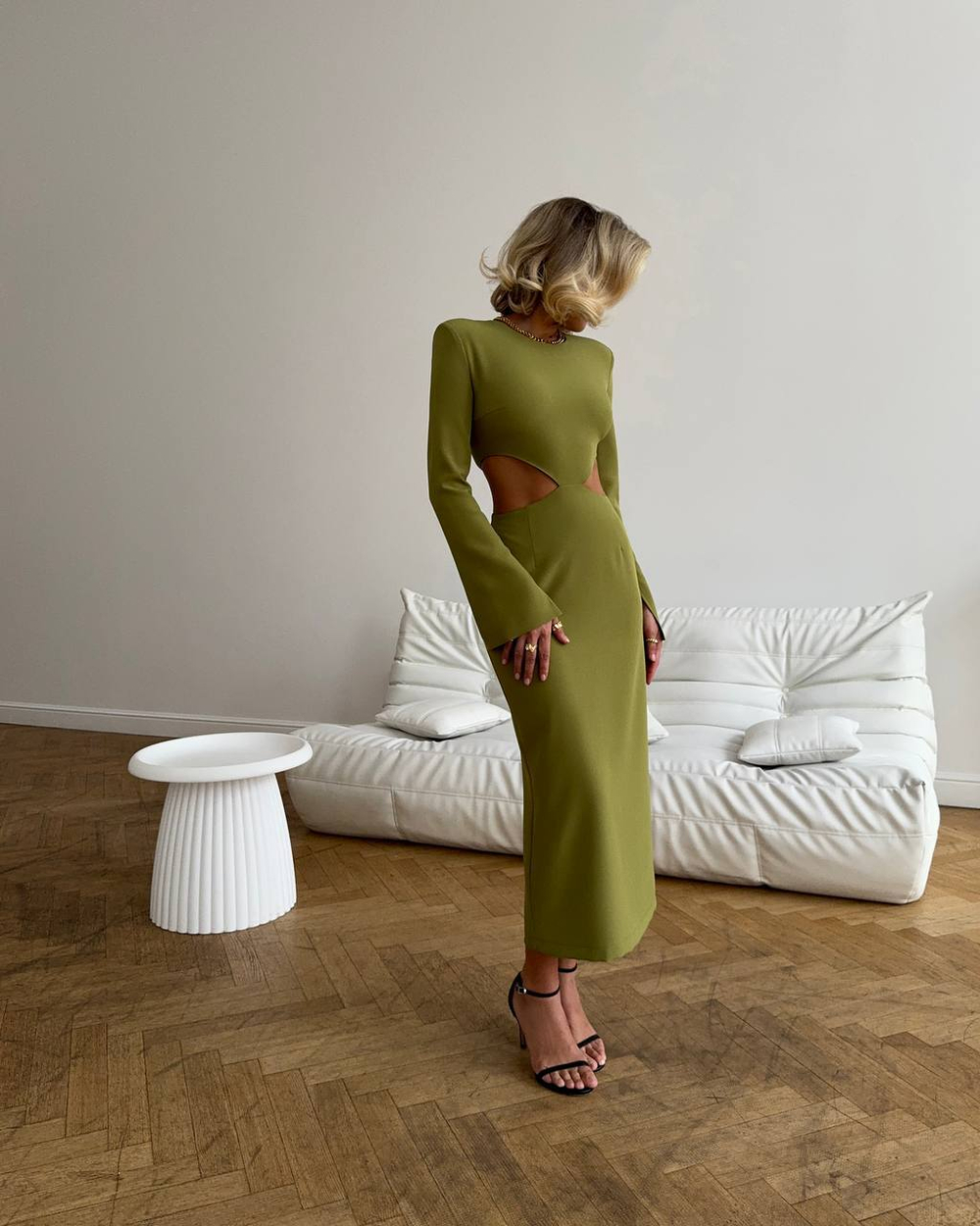 Платье футляр миди с разрезами на талии