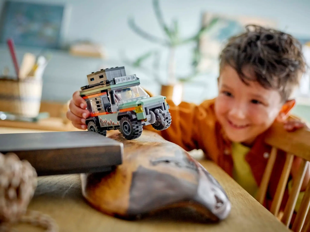 Конструктор LEGO City 60447 Горный грузовик для бездорожья 4x4