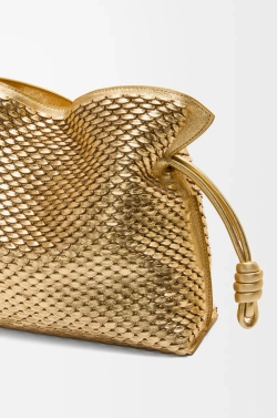 Loewe Средняя сумка-клатч Flamenco из ламинированной овечьей кожи, золотой