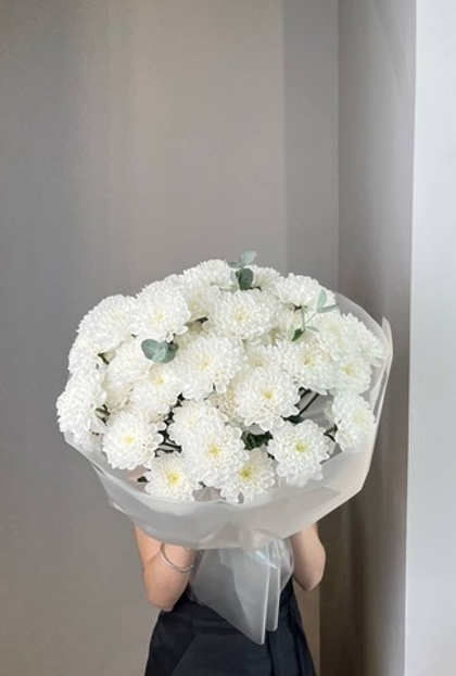 Букет из белых хризантем