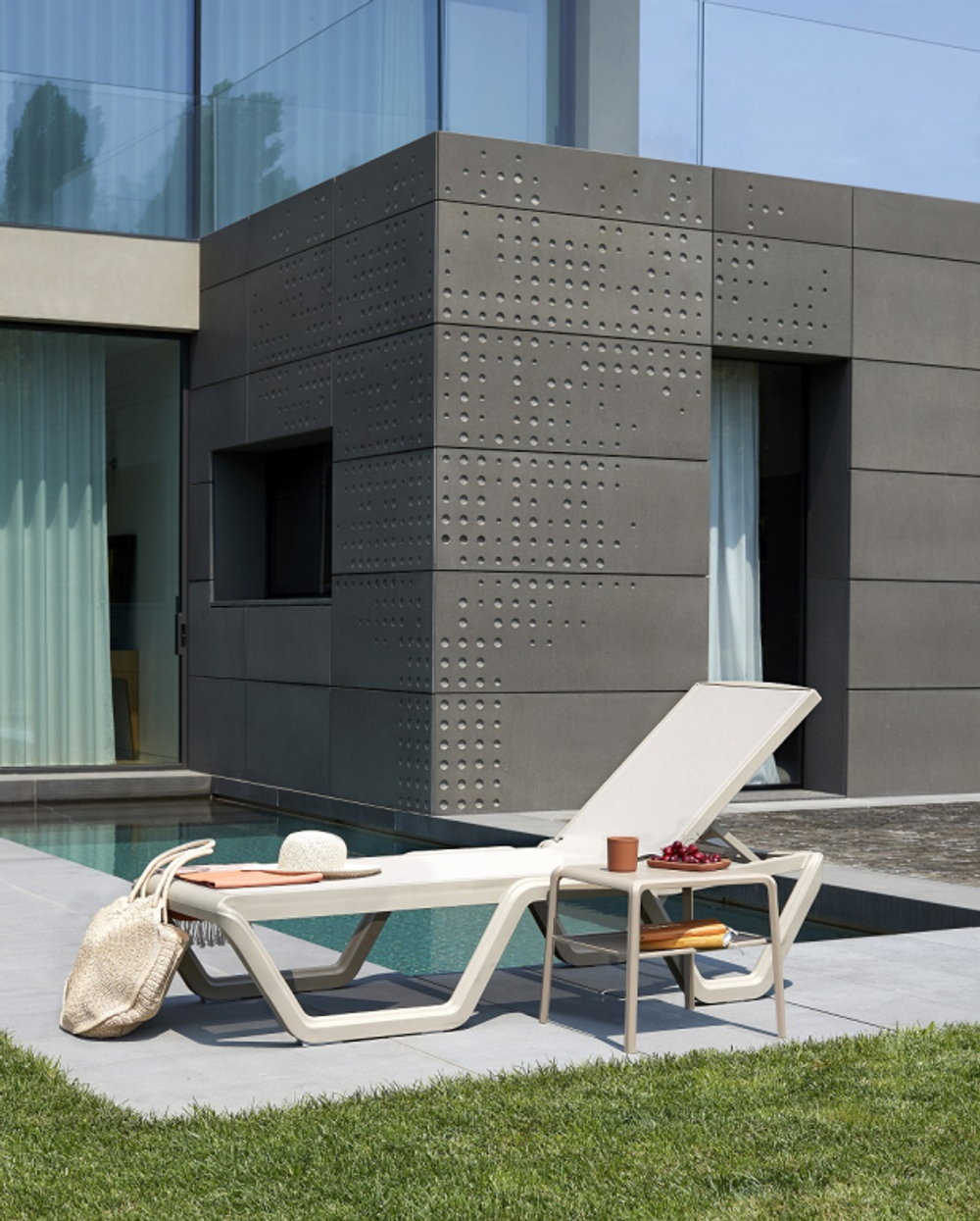 Шезлонг-лежак пластиковый Scab Design Vela, тортора