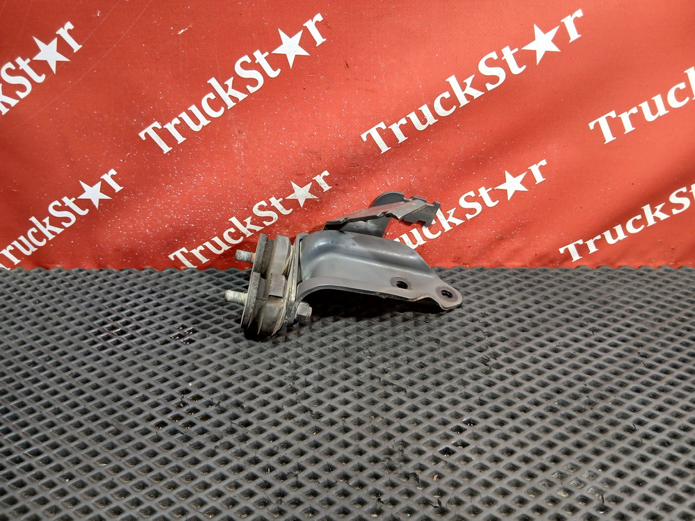 Кронштейн радиатора правый