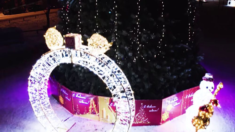 Светящееся ограждение и подиум для большой елки