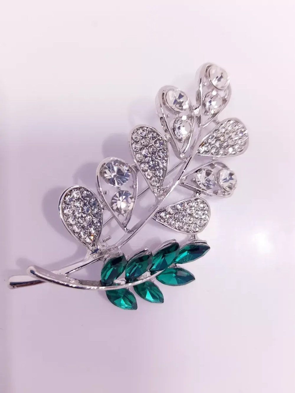 Брошь "Ветка с зелёными стразами"