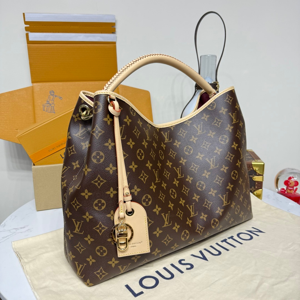 Louis Vuitton Again