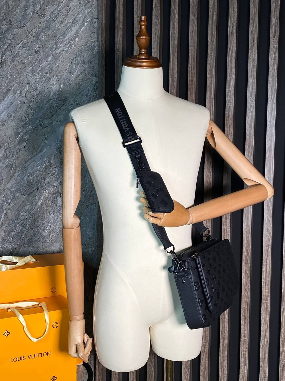 Сумка-мессенджер Louis Vuitton