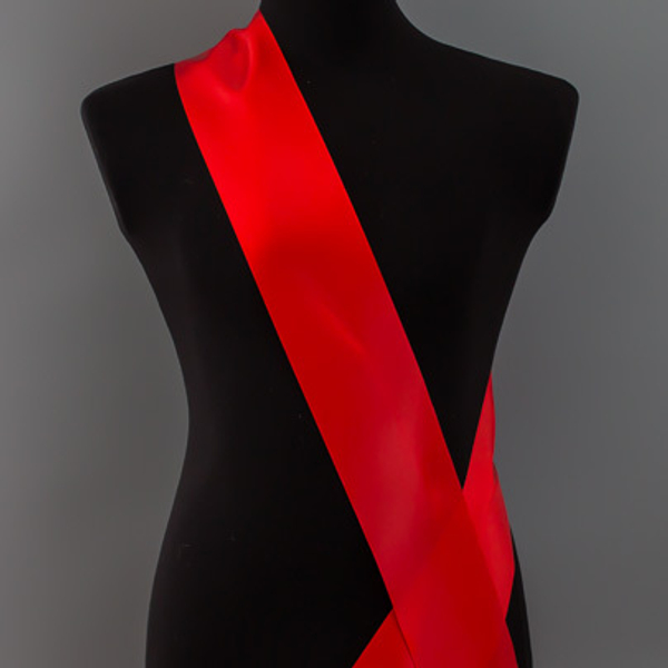 Лента наградная для конкурса красоты С НАНЕСЕНИЕМ. Цвет ленты ЯРКО-КРАСНЫЙ. Крепление булавка.