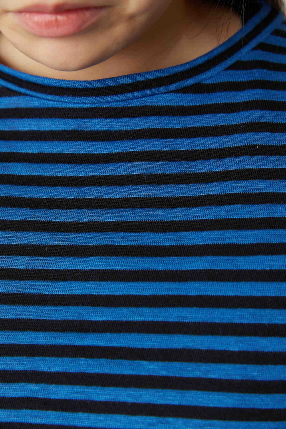 Топ с разрезами в черно-синюю полоску