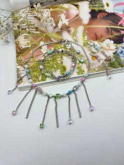 Колье из микса кубиков Swarovski с подвесами-цепочками, оттенок серебро