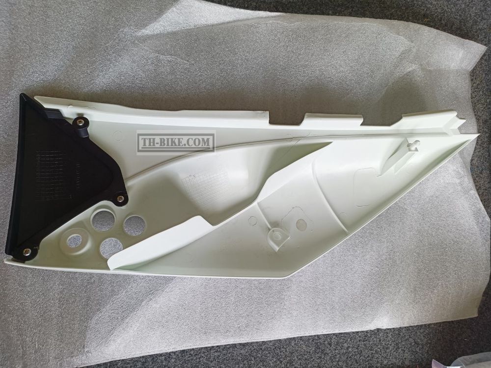 36001-0215-25R. COVER-SIDE,RH,UP WHITE+LO EBO. Kawasaki.