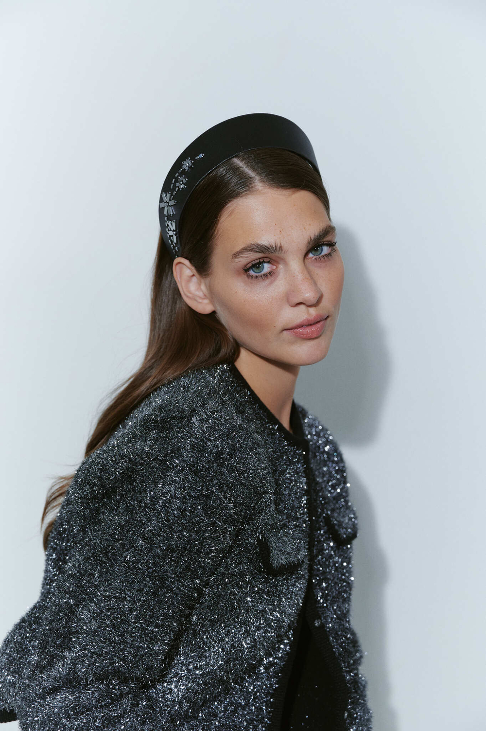 Кокошник с металлическими цветами