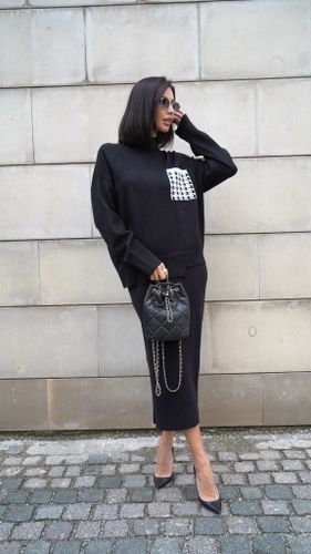 Черный трикотажный костюм с юбкой