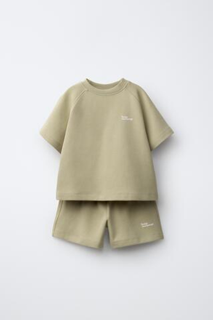 ZARA КОМПЛЕКТ ИЗ ФУТБОЛКИ И ШОРТОВ ИНТЕРЛОК, СВЕТЛЫЙ ХАКИ