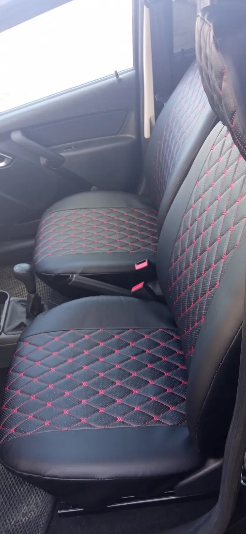 Чехлы на Лада Гранта сплошные сиденья (Ромб бабочка красные нитки)