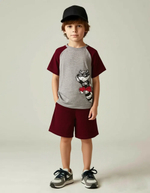 12404 Комплект детский (футболка с наклейкой и шорты) серый меланж/бордовый (64-122/128)