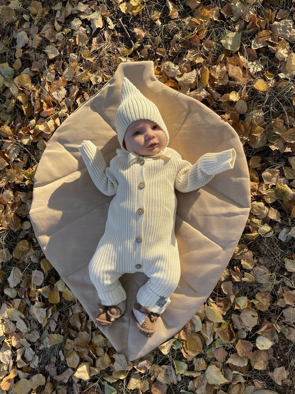 Вязаный комплект Комбинезон и чепчик, Молочный