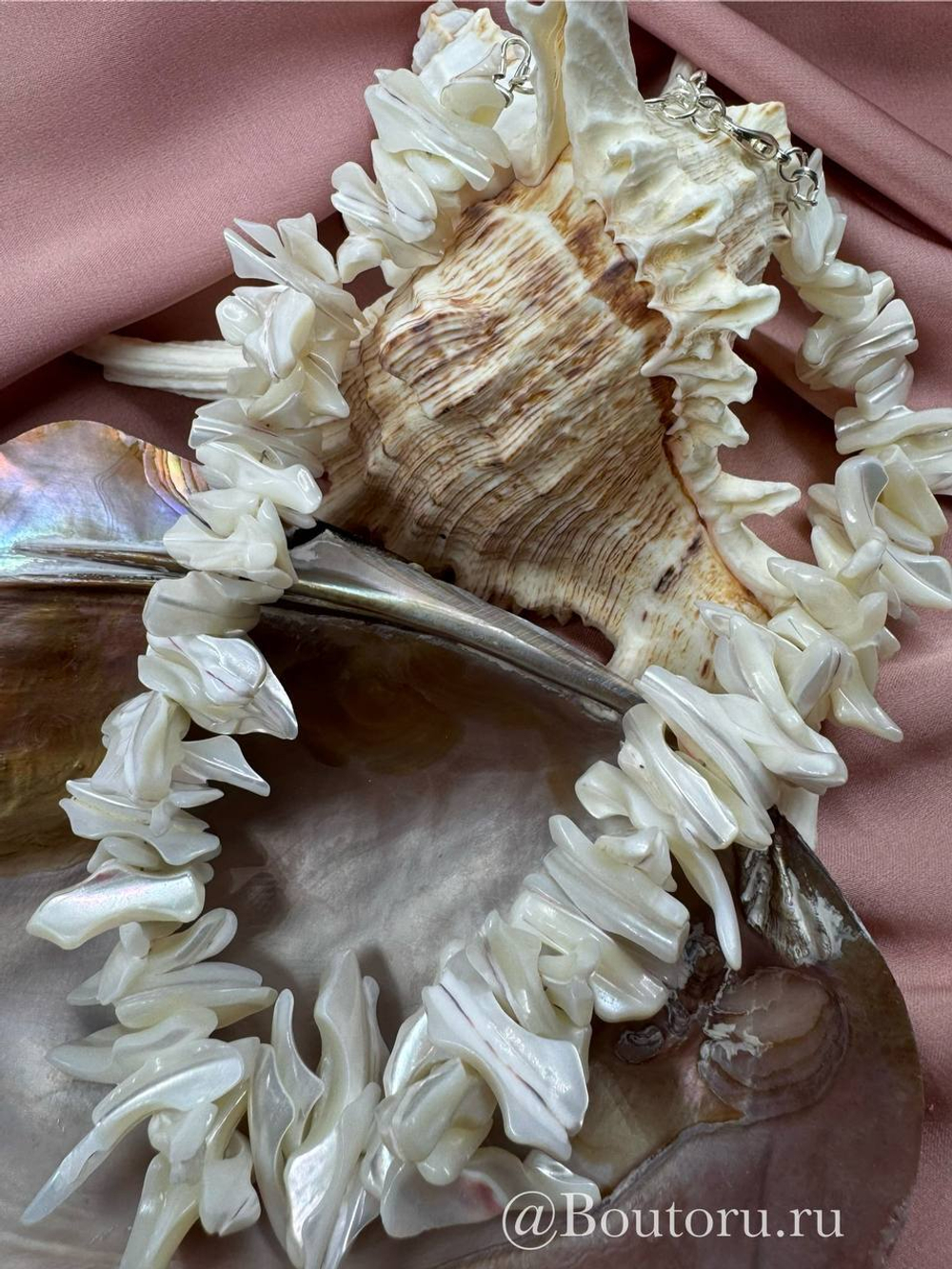 Колье массивное из ракушек