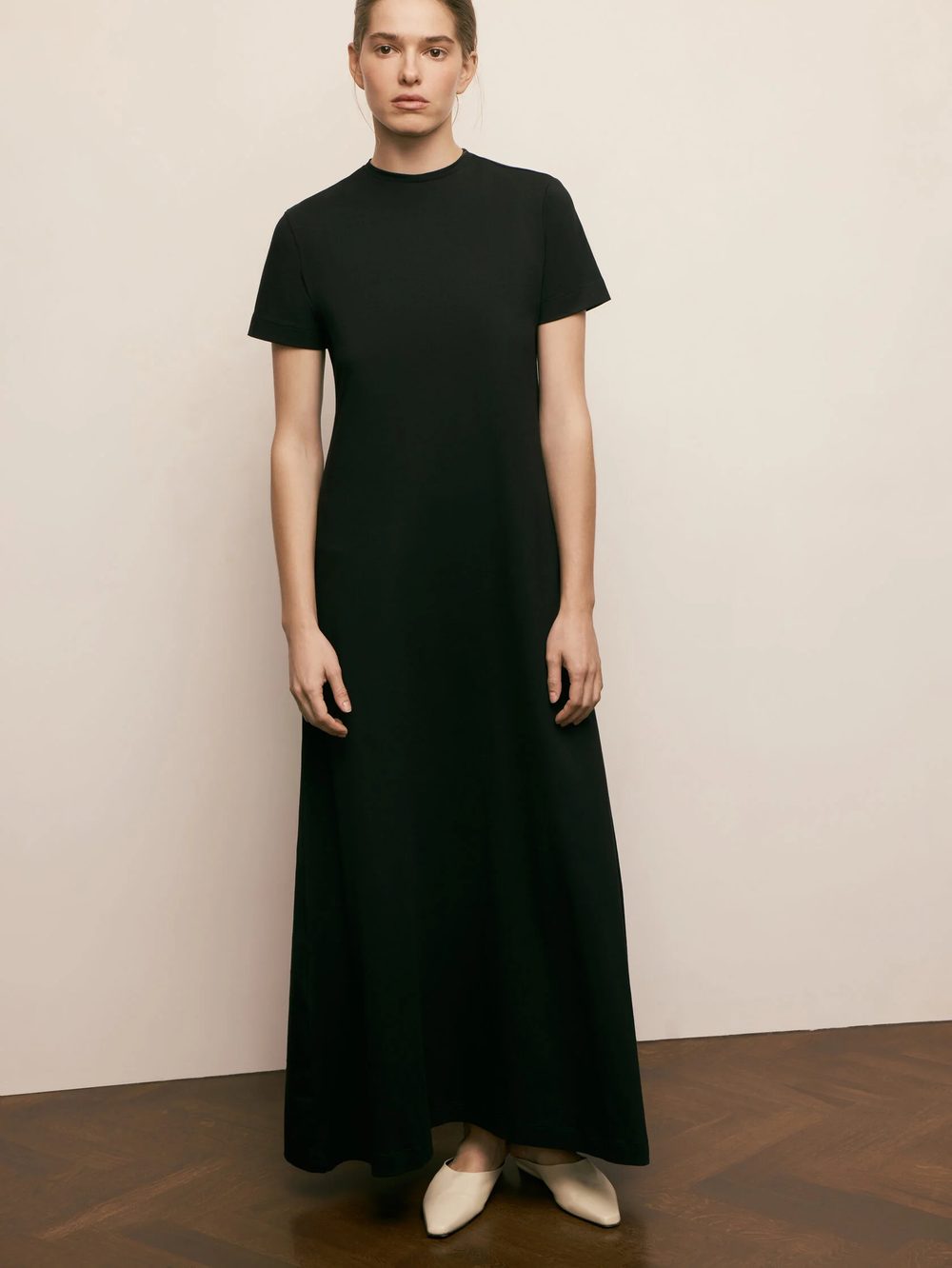 Длинное черное платье с коротким рукавом Pure Essence