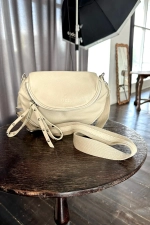 Женская кросс-боди сумка из натуральной кожи молочного цвета