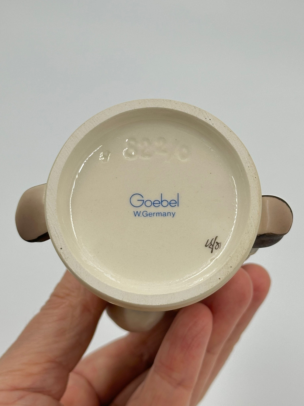 Статуэтка Мальчик с портфелем Goebel