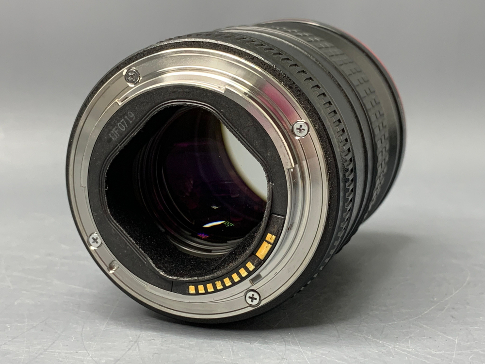 Canon EF 135mm 2L USM М фокус работает, если надавить.