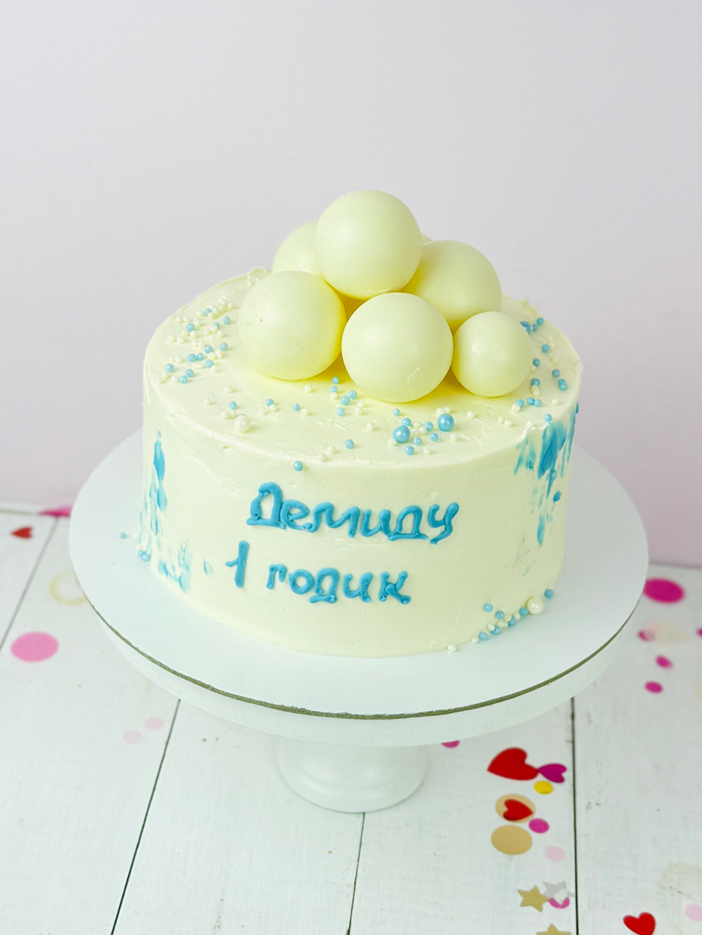 Торт мальчику на годик с белыми шоколадными шарами