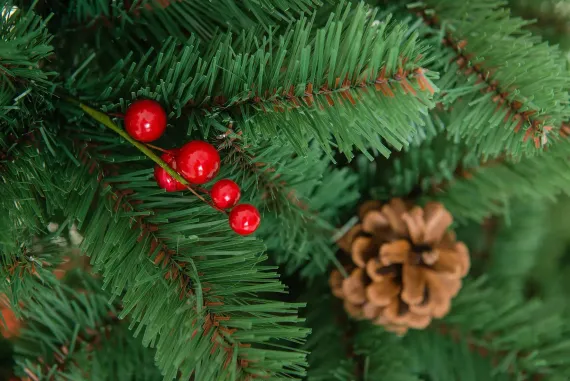 Искусственная елка Новогодняя сказка с шишками и ягодами 240 см., мягкая хвоя, ЕлкиТорг (15240)