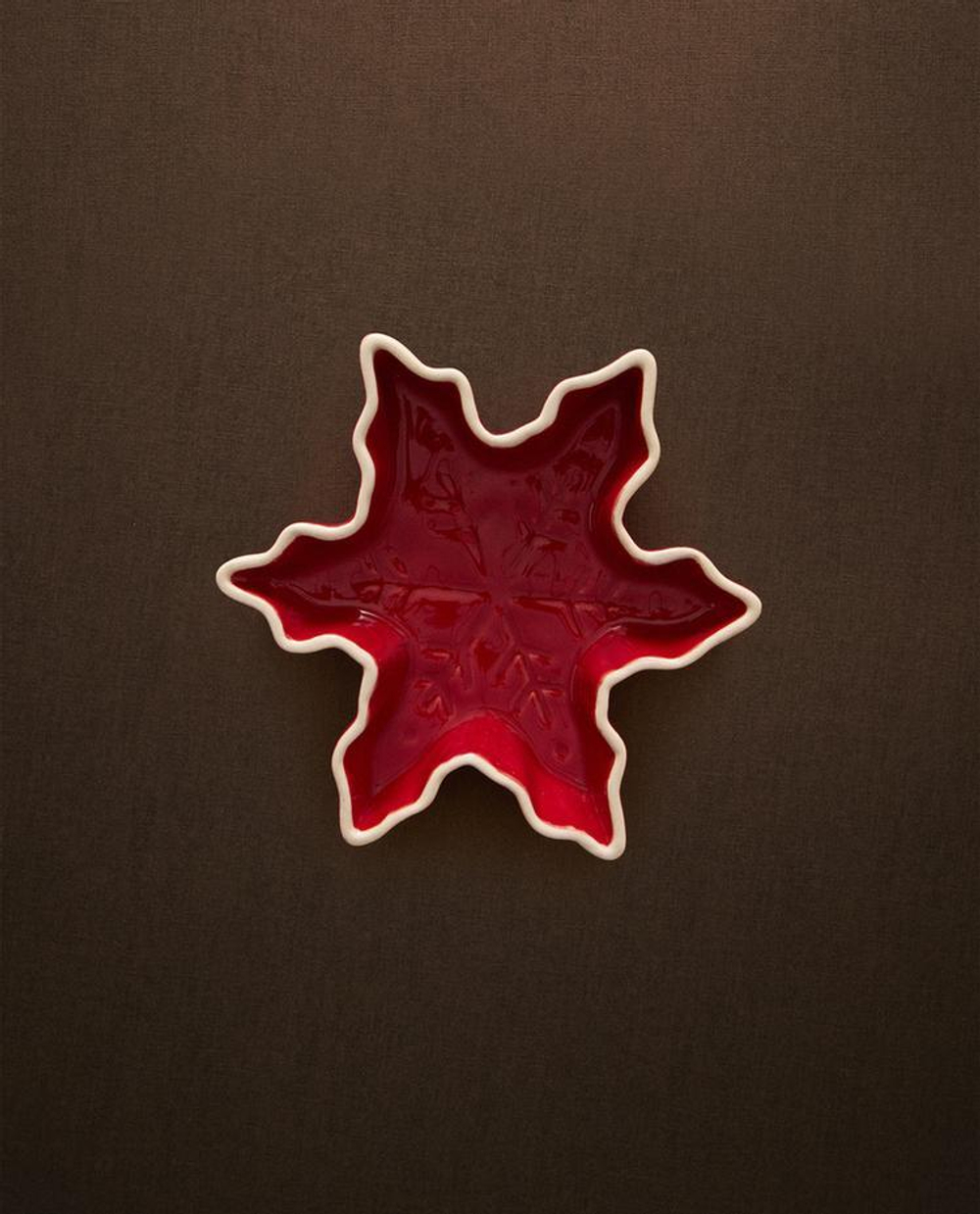 ZARA HOME ТАРЕЛКА В ФОРМЕ СНЕЖИНКИ ИЗ КЕРАМИКИ, КРАСНЫЙ