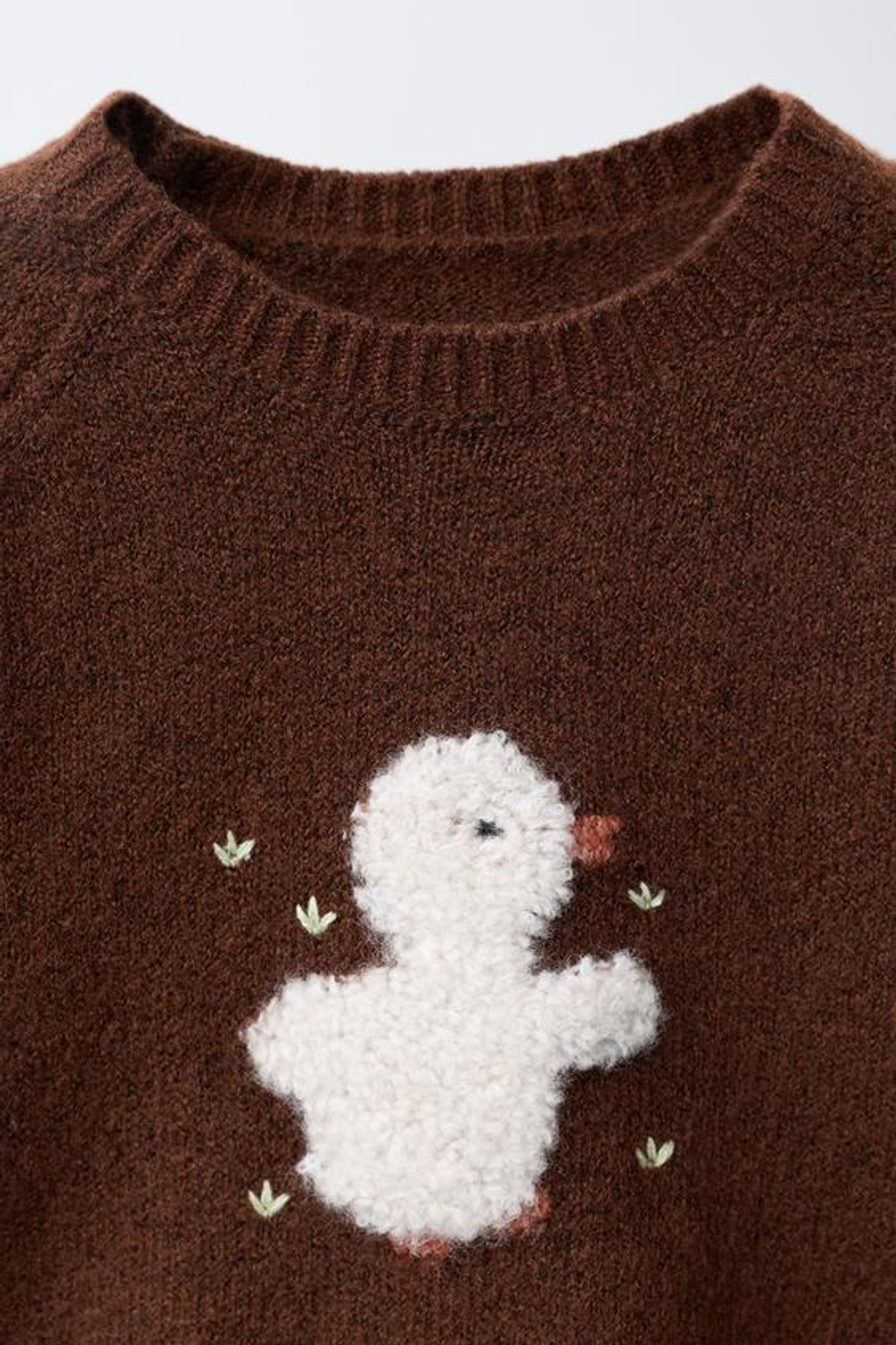 ZARA ВЯЗАНЫЙ СВИТЕР С ВЫШИВКОЙ В ВИДЕ УТЕНКА, КОРИЧНЕВЫЙ