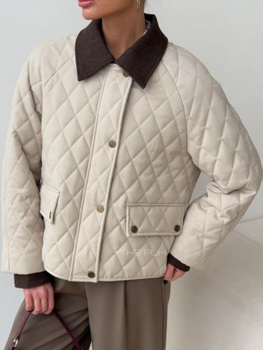 Укороченная стеганая куртка бежевого цвета