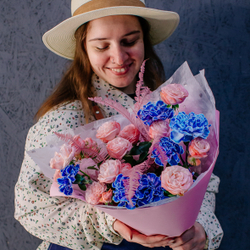 77. Необычный дизайнерский букет с синими диантусами и кустовой пионовидной розой