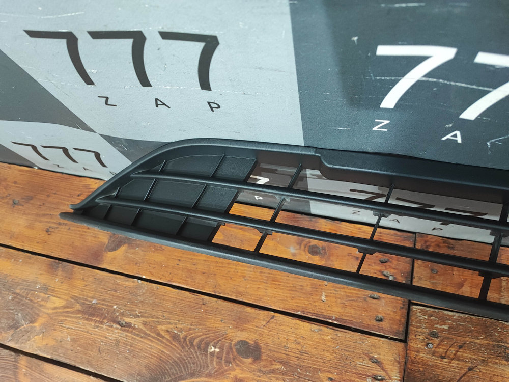 Решетка переднего бампера Volkswagen Polo 6 20-нв Б/У Оригинал 6N5853677