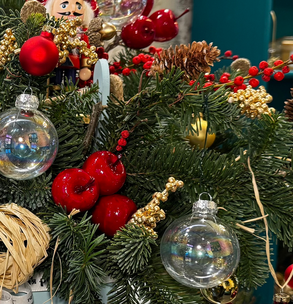 Композиция "Роскошь зимних ягод"