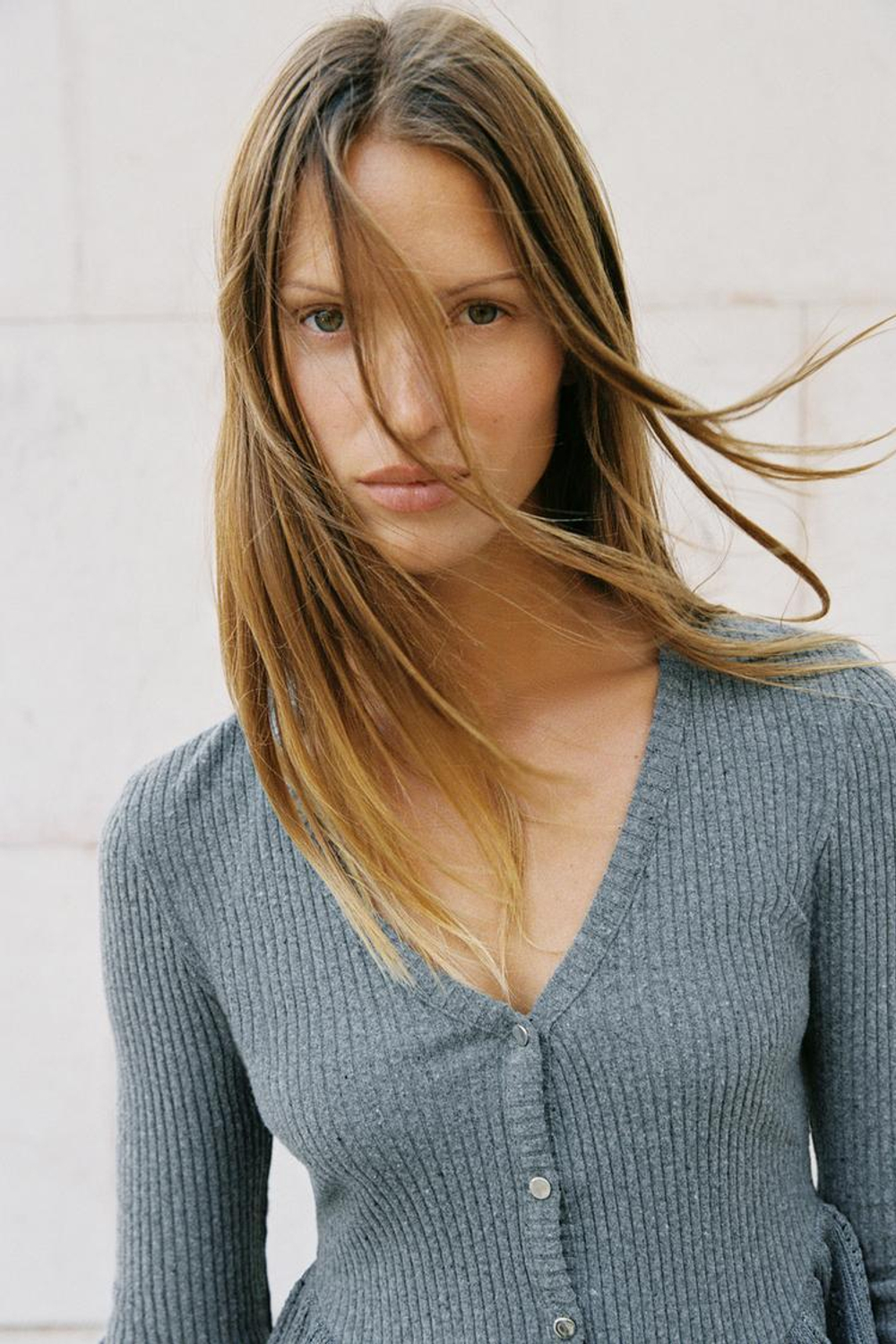 ZARА КАРДИГАН ИЗ МЯГКОЙ ТКАНИ С ВОЛАНАМИ, СЕРЫЙ МЕЛАНЖ