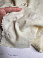 Плательно-костюмный жаккардовый сирсакер с узором (88%шерсть/10%полиамид/2%эластан, Бежевая слоновая кость/крупные круги в тон, 125, 232 гр/м2)