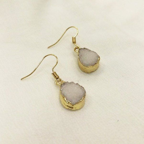 Серьги агат белоснежный друза капелька миниатюрные позолота 3 см