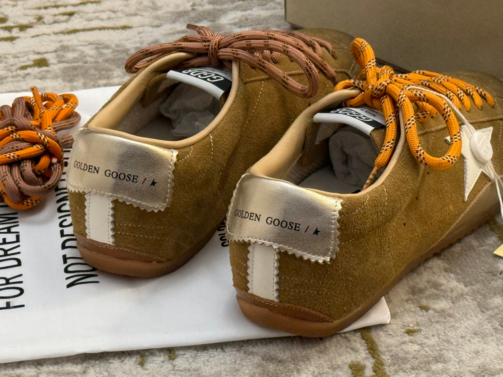 True Star in Tobacco-Colored Suede With White Star