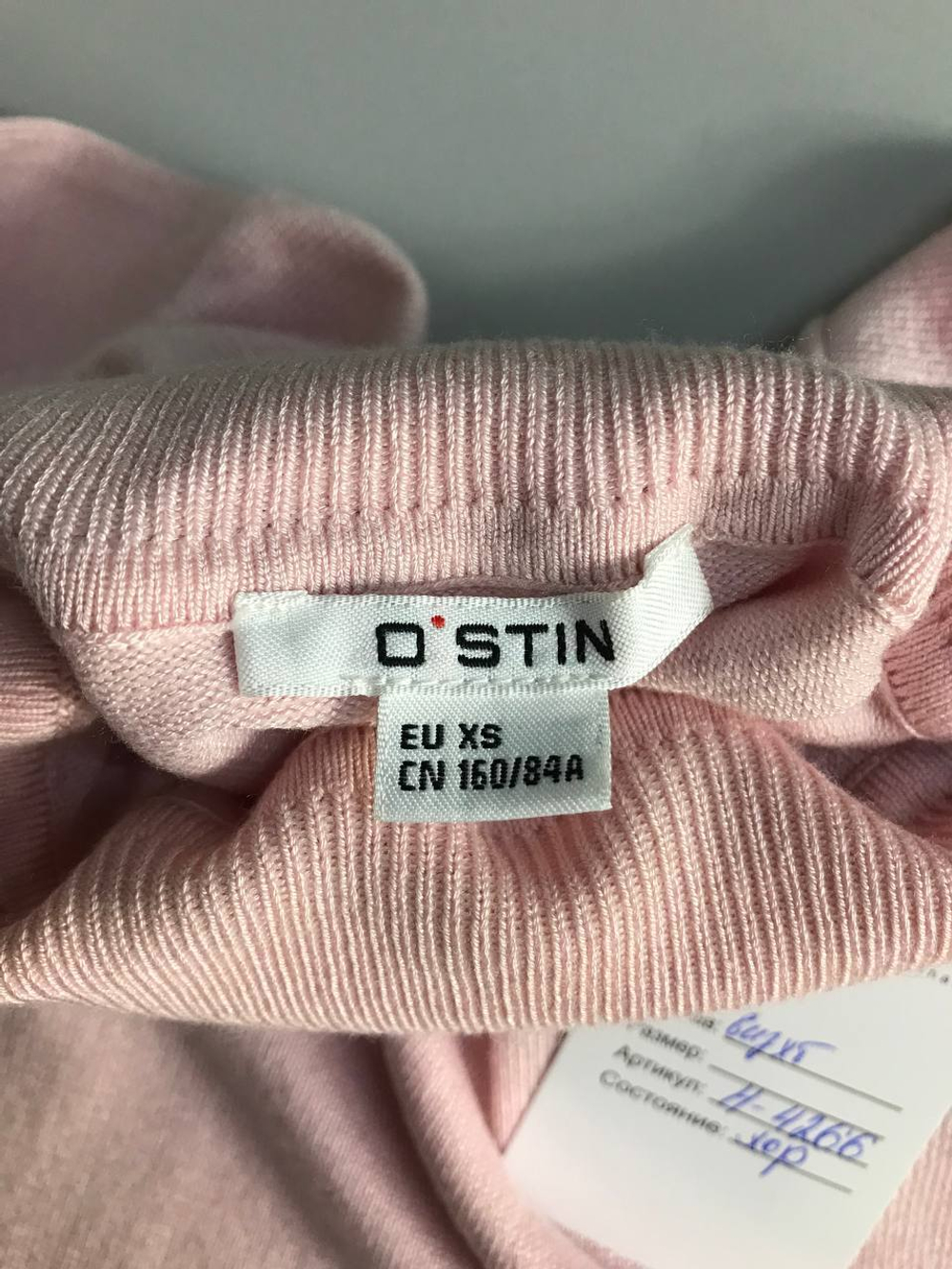 Водолазка Ostin нежного оттенка, маркировка XS, визуально 42 размер