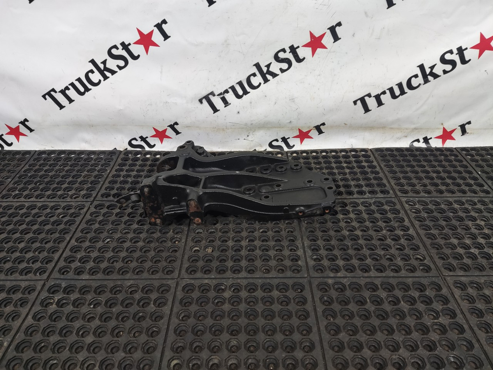 Кронштейн переднего бампера правый