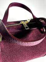 Женская замшевая сумка-бочонок цвета марсала