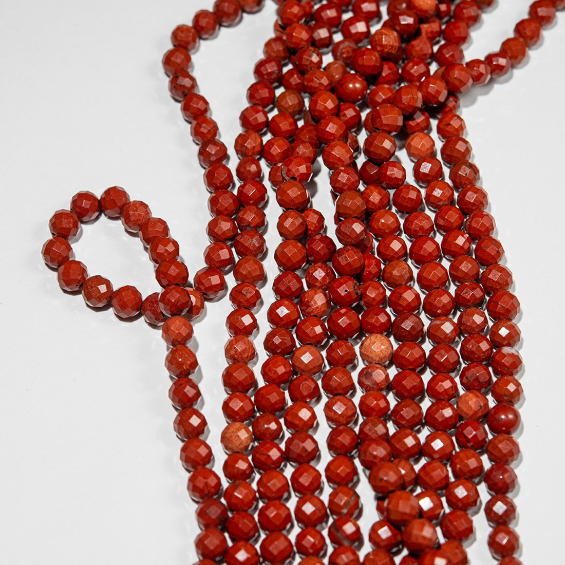 Яшма красная натуральная, 6,3мм, шар, микроогранка