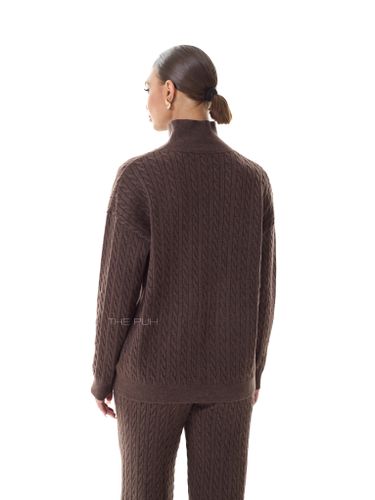 Шоколадный трикотажный костюм в косичку