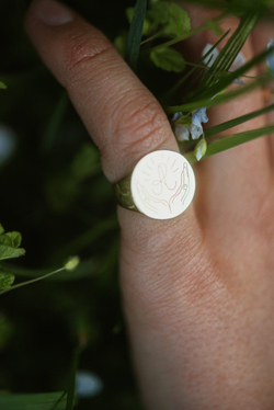 печатка с гравировкой из желтого золота