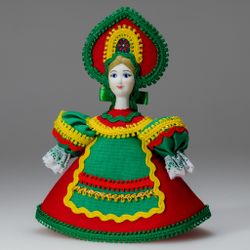 Малая подвесная кукла в красном переднике