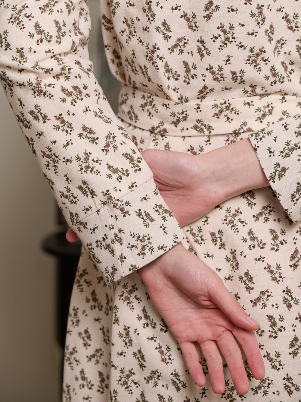 Платье с кружевным воротником