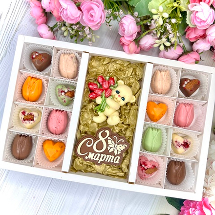 Шоколадный набор "С 8 марта. Мишка с тюльпанами": шоколадка-надпись и 16 конфет ручной работы