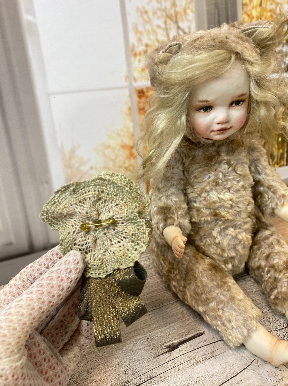 Авторская кукла и. брошь - лен (сплетена на коклюшках)