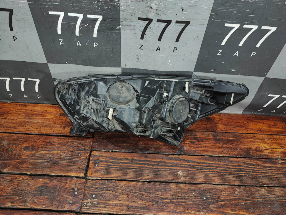 Фара правая галоген Renault Kaptur 16-22 Б/У Оригинал 260108765R
